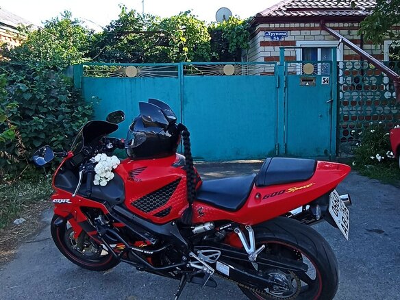 2001 Honda CBR 600F, красный, 400000 рублей