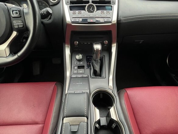 2019 Lexus NX 300 I Рестайлинг, серебристый, 3350000 рублей - вид 9