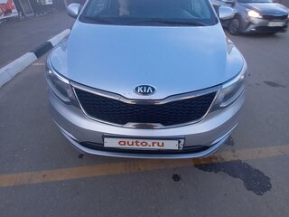 2015 Kia Rio III Рестайлинг, серебристый, 970000 рублей, вид 1