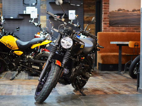 2025 Royal Enfield Guerrilla 450, чёрный, 551000 рублей, вид 4