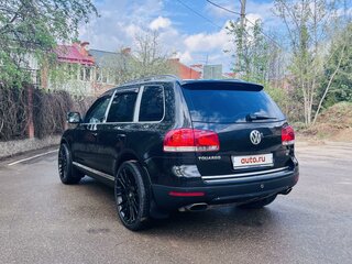 2006 Volkswagen Touareg I, чёрный, 1350000 рублей, вид 4
