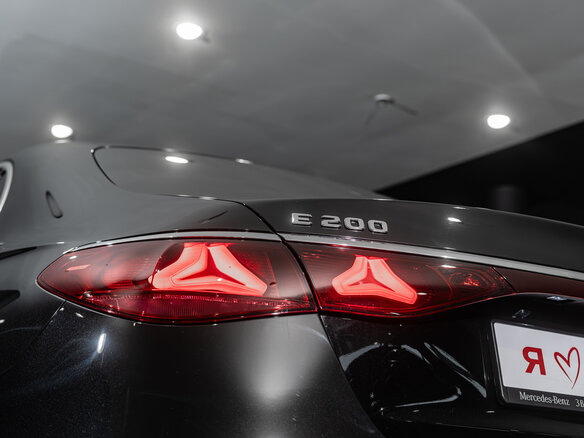 2025 Mercedes-Benz E-Класс 200 VI (W214, S214), чёрный, 7350000 рублей - вид 6