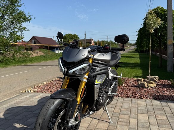 2022 Triumph Speed Triple, серый, 2000000 рублей - вид 1