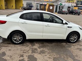 2016 Kia Rio III Рестайлинг, белый, 700000 рублей, вид 3