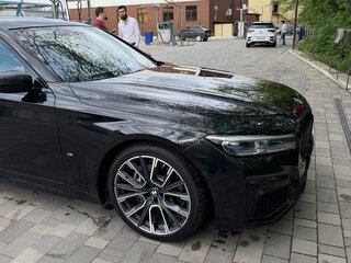 2022 BMW 7 серии 740i VI (G11/G12) Рестайлинг, чёрный, 7700000 рублей, вид 2