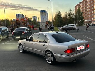 1998 Mercedes-Benz E-Класс 240 II (W210, S210), серебристый, 575000 рублей, вид 1
