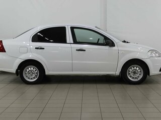 2011 Chevrolet Aveo I Рестайлинг, белый, 330000 рублей, вид 5