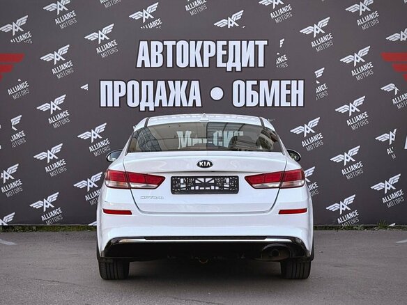 2019 Kia Optima IV Рестайлинг, белый, 1390000 рублей - вид 5