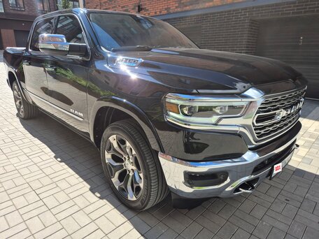 2020 Ram 1500 Quad Cab IV (DS/DJ), чёрный, 5150000 рублей, вид 4