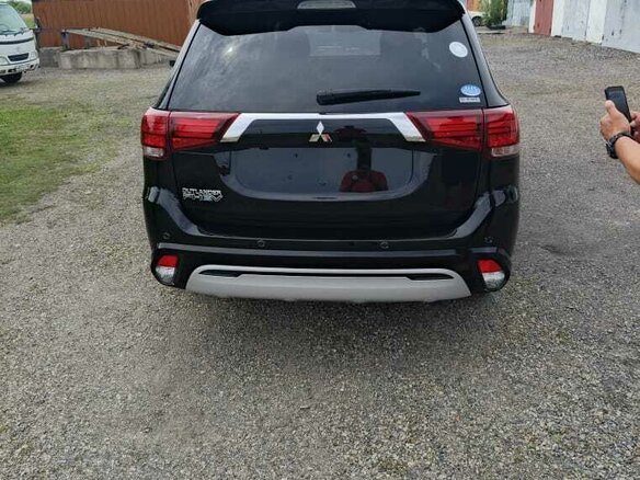 2019 Mitsubishi Outlander PHEV III Рестайлинг 3, чёрный, 3000000 рублей - вид 2