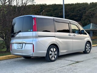 2017 Honda Stepwgn Spada V, серебристый, 1900000 рублей, вид 2