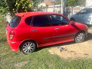 2000 Daihatsu Sirion I (M1), красный, 350000 рублей, вид 3