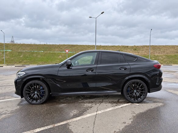 2020 BMW X6 40i III (G06), чёрный, 7800000 рублей - вид 4