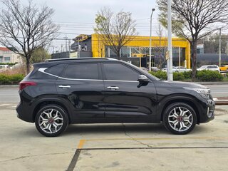 2023 Kia Seltos I, чёрный, 1900777 рублей, вид 4