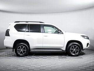 2021 Toyota Land Cruiser Prado 150 Series Рестайлинг 3, белый, 6649000 рублей, вид 4