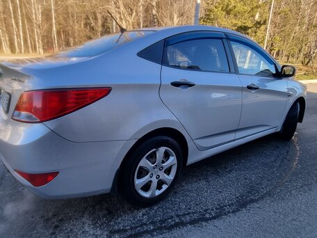 2015 Hyundai Solaris I Рестайлинг, серебристый, 525000 рублей, вид 4