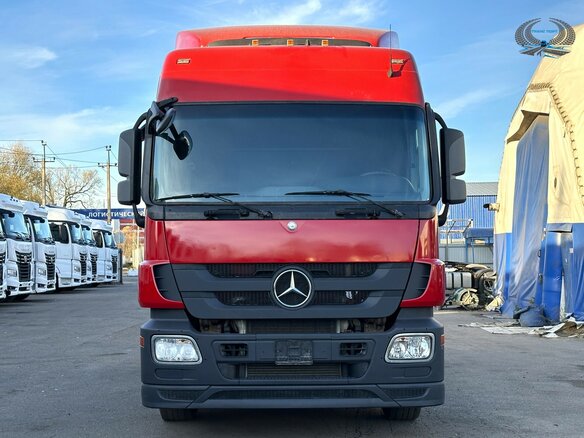 2017 Mercedes-Benz Actros, красный, 4200000 рублей - вид 1