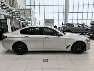 2021 BMW 5 серии 520d xDrive VII (G30/G31/G38) Рестайлинг, серебристый, 4080000 рублей, вид 4