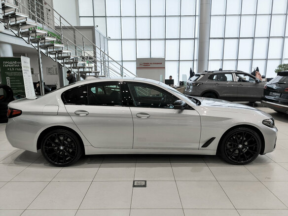2021 BMW 5 серии 520d xDrive VII (G30/G31/G38) Рестайлинг, серебристый, 4050000 рублей - вид 3