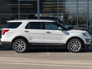 2017 Ford Explorer V Рестайлинг, белый, 2760000 рублей, вид 3