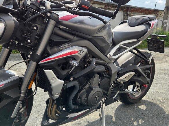 2020 Triumph Street Triple, серый, 1040000 рублей - вид 2