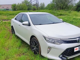 2017 Toyota Camry VII (XV50) Рестайлинг 2, белый, 2200000 рублей, вид 3