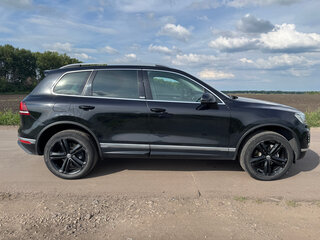 2017 Volkswagen Touareg II Рестайлинг, чёрный, 3900000 рублей, вид 3