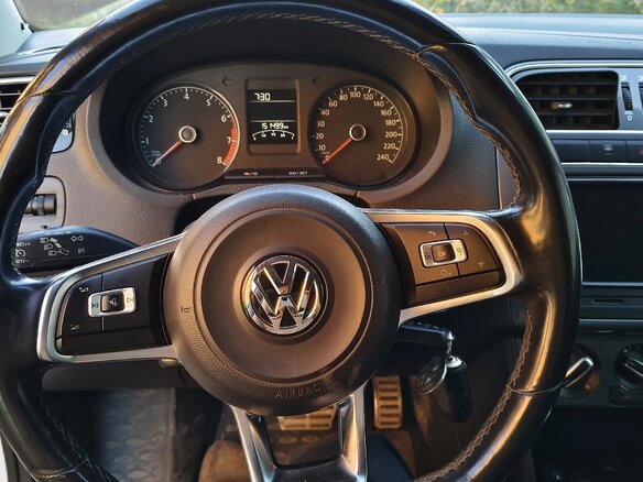 2018 Volkswagen Polo V Рестайлинг, белый, 980000 рублей - вид 4
