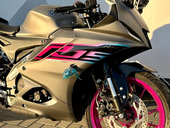 2024 Yamaha YZF-R15, серый, 420000 рублей