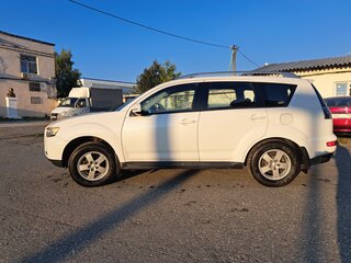 2010 Mitsubishi Outlander II Рестайлинг, белый, 1100000 рублей, вид 3