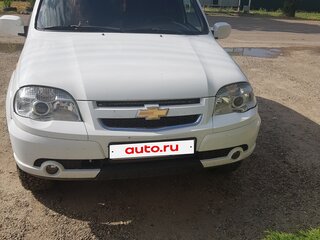 2010 Chevrolet Niva I Рестайлинг, белый, 650000 рублей, вид 1