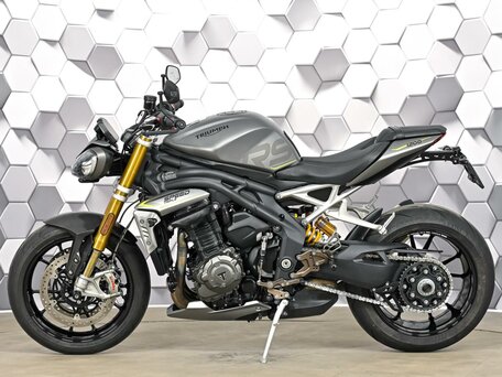 2022 Triumph Speed Triple, серебристый, 1117000 рублей, вид 4