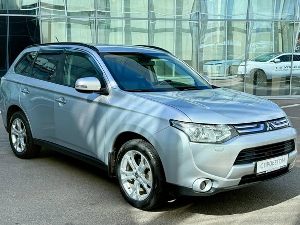 2013 Mitsubishi Outlander III, серебристый - вид 2