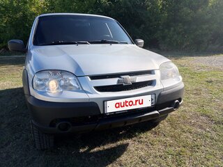 2017 Chevrolet Niva I Рестайлинг, серебристый, 550000 рублей, вид 3
