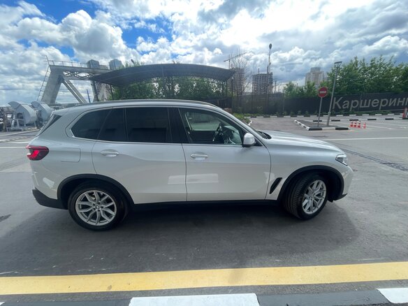 2019 BMW X5 40i IV (G05/G18), белый, 5300000 рублей - вид 3