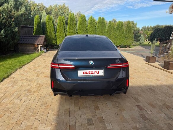 2026 BMW 5 серии 530i xDrive VIII (G60/G61/G68), синий, 9200000 рублей - вид 3
