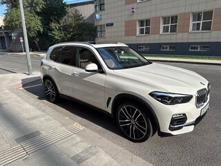 2019 BMW X5 40i IV (G05/G18), белый, 5450000 рублей, вид 2