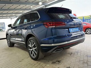 2019 Volkswagen Touareg III, синий, 4314000 рублей, вид 3