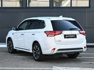 2015 Mitsubishi Outlander PHEV III Рестайлинг 2, белый, 2049000 рублей, вид 2