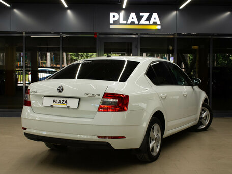 2018 Skoda Octavia III (A7) Рестайлинг, белый, 1450000 рублей, вид 4