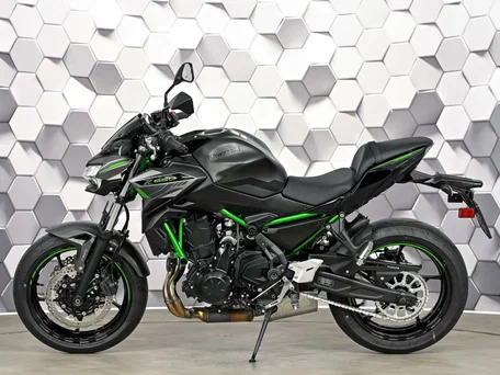 2025 Kawasaki Z 650, серый, 977000 рублей, вид 4