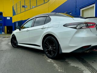 2021 Toyota Camry VIII (XV70) Рестайлинг, белый, 3500000 рублей, вид 4