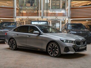 2026 BMW 5 серии 540d xDrive VIII (G60/G61/G68), серый, 14190000 рублей, вид 3