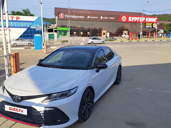 2021 Toyota Camry VIII (XV70) Рестайлинг, белый, 3050000 рублей - вид 4