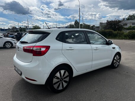 2013 Kia Rio 4-speed III, белый, 780000 рублей, вид 3