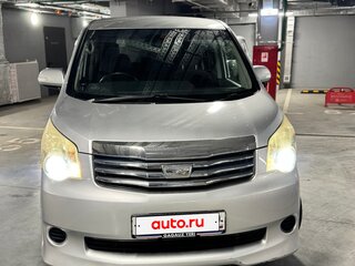 2010 Toyota Noah II (R70), серебристый, 990000 рублей, вид 2