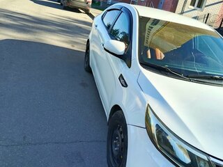 2017 Kia Rio III Рестайлинг, белый, 570000 рублей, вид 3