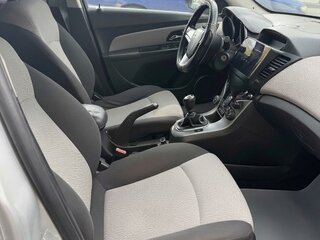 2011 Chevrolet Cruze I, серебристый, 635000 рублей, вид 4