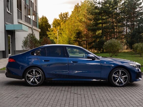 2023 BMW 5 серии 520d xDrive VIII (G60/G61/G68), синий, 7350000 рублей - вид 9