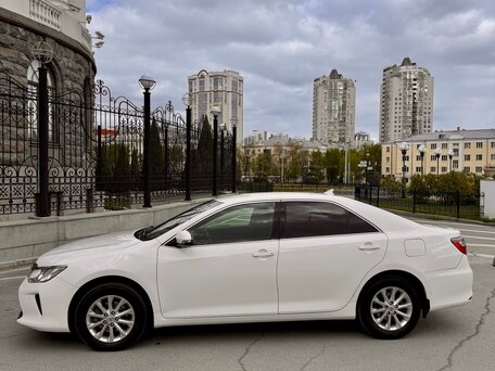 2016 Toyota Camry VII (XV50) Рестайлинг, белый, 1750000 рублей, вид 3